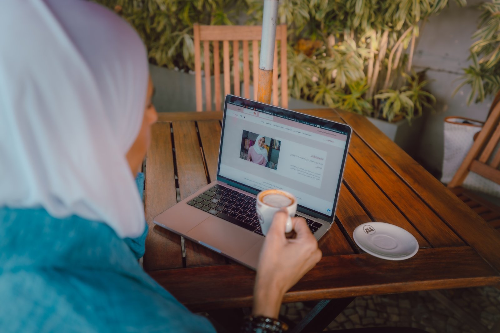 أروى في المطبخ تحمل كوبًا